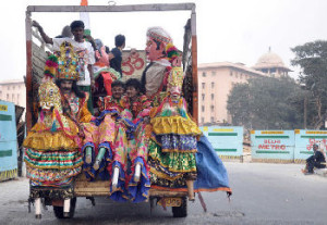 B:LINE: Winter chill notwithstanding, earning their daily bread are these local 'nautanki players'. On their way to the performance these performers are full of enthusiasm. in the capital on 25-12-2009. Pic-Ramesh Sharma